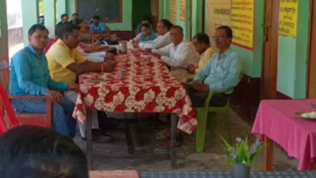 वजीरगंज शिक्षा क्षेत्र कंपोजिट विद्यालय अनुभुला में प्रधानाअध्यापक के नेतृत्व में एआरपी की उपस्थिति में संकुल बैठक संपन्