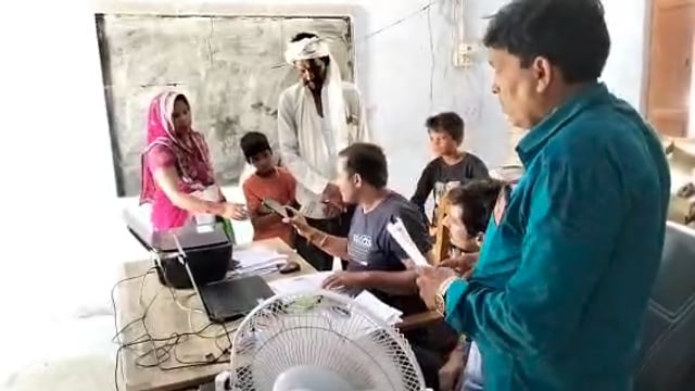 वजीरगंज परिषदीय विद्यालय में शिक्षा विभाग में शिविर लगाकर नामांकित बच्चों का आधार कार्ड बनाया 