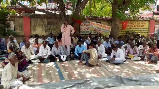 टाल पंचायत के मुखिया के मनमानी व कार्यों में अनियमितता के खिलाफ प्रखण्ड कार्यालय पर धरना आयोजित