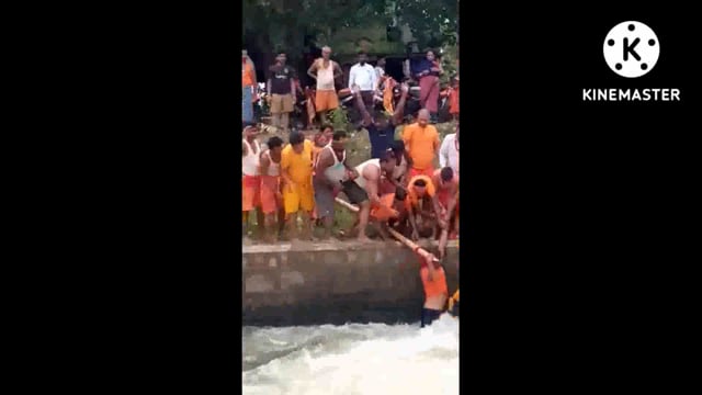 पैर फिसल जाने के क्रम में नहर में डूबने से बाल-बाल बचे बम, साथी बमों के द्वारा निकाला बाहर