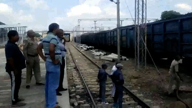 झारखंड से कोयला लेकर जा रही  प्रयागराज मालगाड़ी के बोगी में लगी आग, मचा हड़कंप

