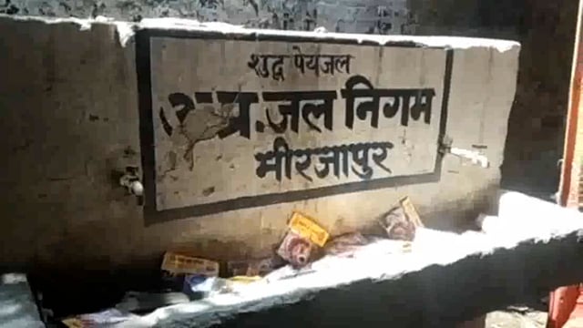 कालीखोह मंदिर के पास यात्रियों और बंदरों को नहीं मिल पा रहा है पानी जल निगम का  टैंक तीन साल से है खराब