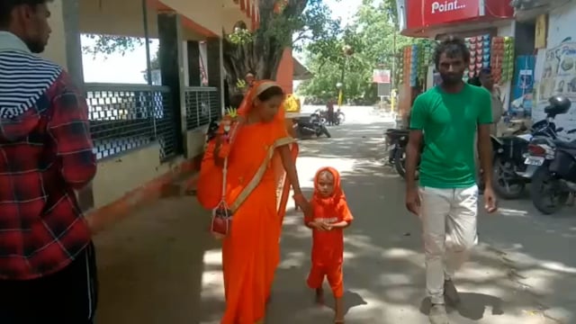 महिला कांवरिया बच्चे के साथ बरियाघाट से निकली शिवद्वार के लिए