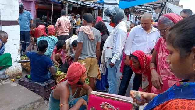 सूर्यगढ़ा बाजार में नाग पंचमी त्योहार को लेकर ग्रामीण कर रहे जमकर खरीदारी