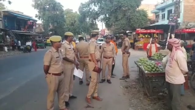 सैदाबाद चौकी प्रभारी व बीडीओ ने कावड़यात्रा को लेकर कस्बे में किया फ्लैग मार्च 