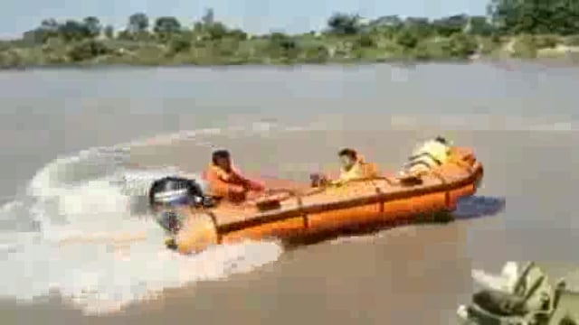 कोतवाली मुर्तिहा क्षेत्र स्थित सरयू नहर में नहाते समय डूबे युवक का एनडीआरएफ टीम ने रेस्क्यू के बाद बरामद किया शव