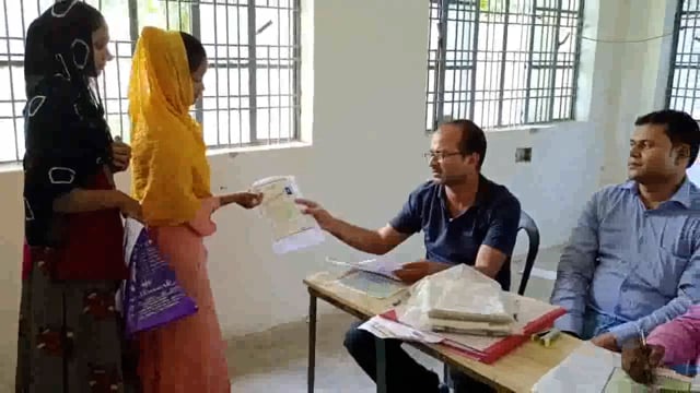 उत्क्रमित माध्यमिक विद्यालय हसनगंज में नौवीं कक्षा में नामांकन अभियान के तहत छात्र और छात्राओं का लिया जा रहा है नामांकन