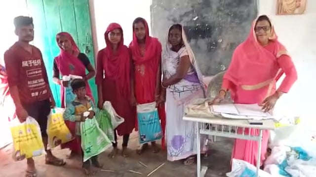 वजीरगंज सी डी पी ओ के निर्देश पर गेडसर में पोषाहारवितरण कार्यक्रममेंआई तेजी स्वमसहायतासमूह ने बांटे पोषाहार 