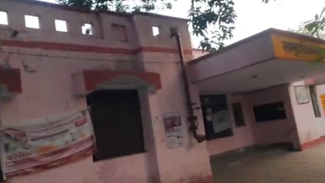 नवाबगंज के सामुदायिक स्वास्थ्य केंद्र में वृक्षारोपण अभियान हुआ फिसड्डी सूखे सैकड़ों पेड़