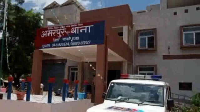 अमरपुर पुलिस ने 1 साल से फरार मारपीट और आर्म्स एक्ट के आरोपी को किया गिरफ्तार