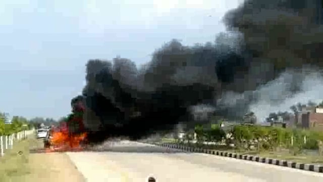 लखनऊ सुल्तानपुर हाईवे पर शार्ट सर्किट की वजह से धूं धूं कर जली फॉर्च्यूनर कार, सवार  सुरक्षित