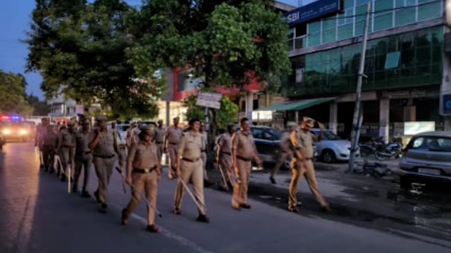 रायबरेली पुलिस अधीक्षक के निर्देशन पर शहर कोतवाली पुलिस ने निकाला फ्लैग मार्च दिए गए जरूरी दिशा निर्देश।