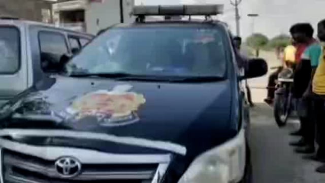 कोंच,चोरी कर भाग रही महिलाओं को दुकानदारों ने पकड़ा पुलिस ने लिया हिरासत में