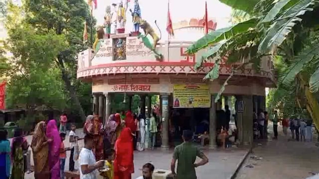 सावन के प्रथम सोमवार पर मंदिरों में भक्तों की उमड़ी भीड़, चारों तरफ गूंज रहा हर हर महादेव का जयघोष...