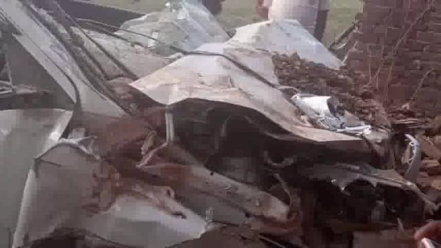 इटवा थाना क्षेत्र के हथियावा में अनियंत्रित कार खंडहर मकान में घुसे दो युवकों की मौत तीन युवक गंभीर रूप से घायल ।