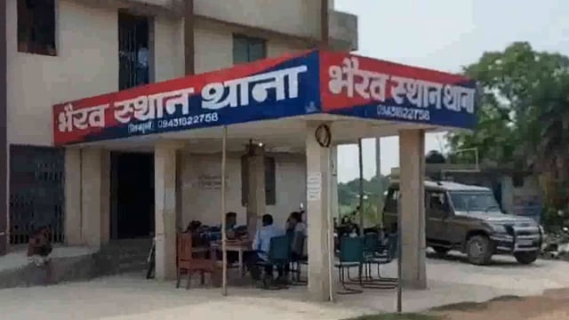 झंझारपुर में भैरवस्थान पुलिस ने छापेमारी कर 16 लीटर शराब व एक बाइक किया जब्त