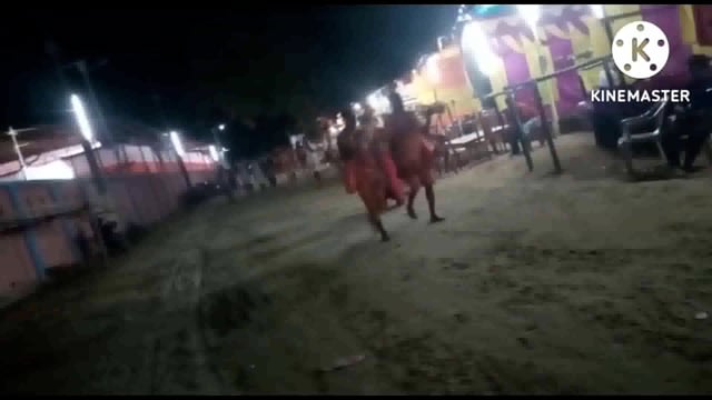 चलो बुलावा आया है.. बाबा ने बुलाया है ....नारे के साथ पहली सोमवारी को जल चढ़ाने उमड़ी बमों की भीड़