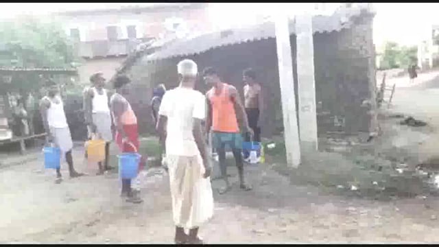 वर्षा के अभाव में जलस्तर गिरा,डुमरा में एक ही चापाकल पर पानी के लिए लगी लोगों की कतार