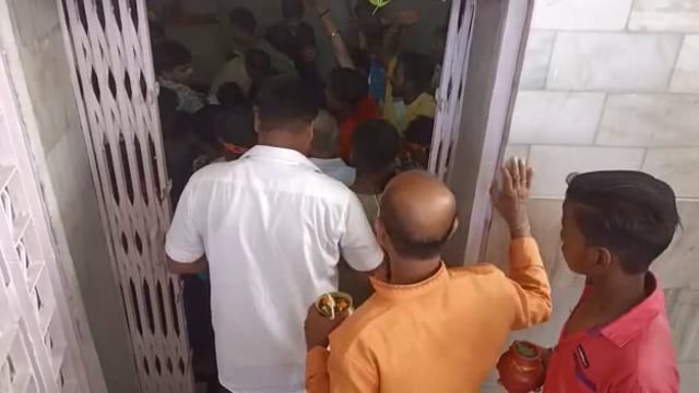 सावन की पहली सोमवारी को लेकर हलेश्वर धाम में उमड़ी श्रद्धालुओं की भीड़ लोग जूते भगवान भोलेनाथ की पूजा अर्चना में