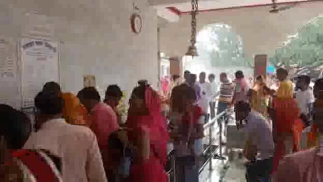 सावन की पहली सोमवारी को लेकर हलेश्वर धाम में उमड़ी श्रद्धालुओं की भीड़ लोग जूते भगवान भोलेनाथ की पूजा अर्चना में