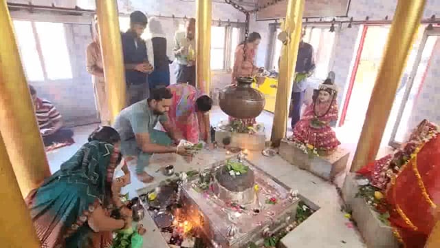 सम्भल: सावन माह का पहला सोमवार, श्रद्धालुओं ने की बाबा भोलेनाथ की पूजा-अर्चना 