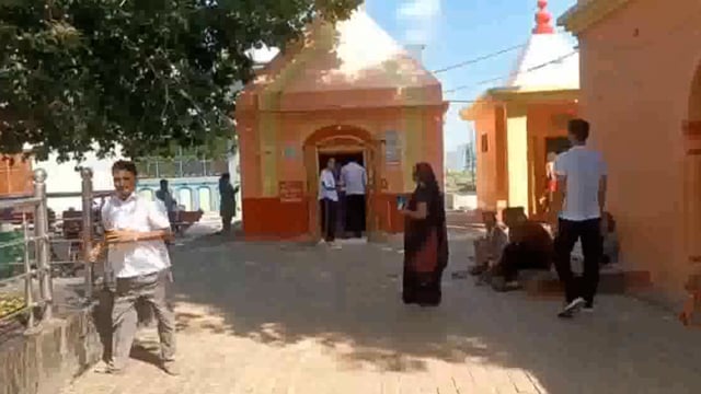 चंदौसी:सावन के पहले सोमवार को मंदिर में उमड़ी भक्तों की भीड़