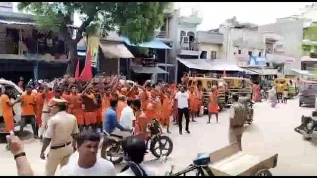 काँवारीयों ने किया प्रदर्शन, पुलिस ने कराया शांत 





