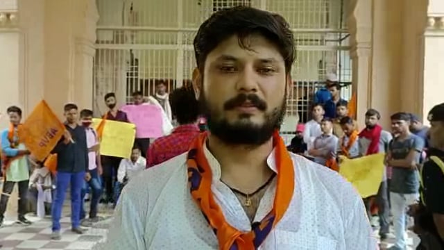 स्थिति को लेकर करीब छात्रों का आंदोलन