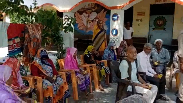 गुरसरांय पुलिस कांस्टेबल द्वारा वृद्धा आश्रम जाकर वृद्धों को किए फल वितरित