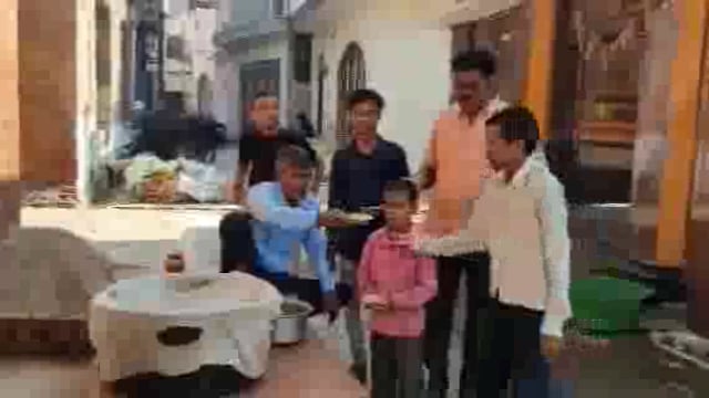 कोंच,सावन के पहले सोमवार को मंदिरों में हुआ विशाल भंडारे का आयोजन भक्तों को वितरित किया गया प्रसाद