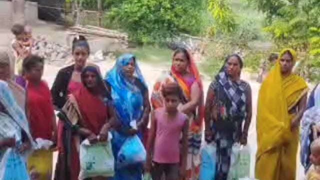 वजीरगंज के महादेवा में सी डी पी ओ के निर्देश पर पोषाहारवितरण कार्यक्रममेंआई तेजी स्वमसहायतासमूह ने बांटे पोषाहार 