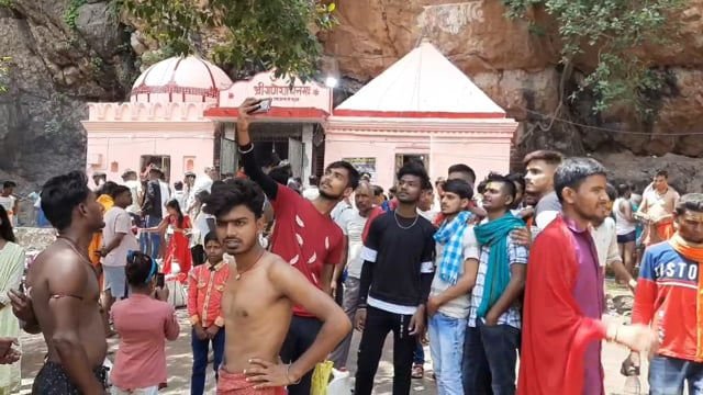 चानन  : श्रृंगीऋषि धाम मंदिर में सावन के पहली सोमवारी को पूजा-अर्चना को श्रृद्धालुओ कि उमड़ी भीड। 