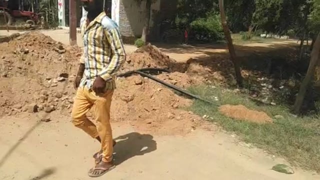 वजीरगंज के अंतर्गत ग्राम पंचायत खौखिया चौराहे पर पेयजल मिशन योजना के पाइपलाइन बिछाने का कार्य मानक के अनुरूप नहीं कराया 