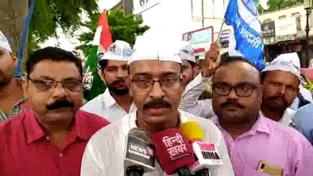 आम आदमी पार्टी सिंगरौली जिला से श्रीमती रानी अग्रवाल  विजयी हुई  तो एक दूसरे को मिठाई खिलाकर