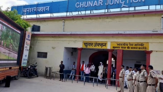 चुनार मिर्ज़ापुर: आजादी के अमृत महोत्सव के बाबत एलईडी डिस्पले द्वारा यात्रियों को जागरूक किया गया