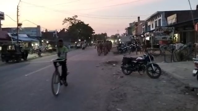 वजीरगंज थाना अध्यक्ष के नेतृत्व में पुलिस ने पैदल गस्त कर कानून व्यवस्था मजबूत करने का दिया संदेश 