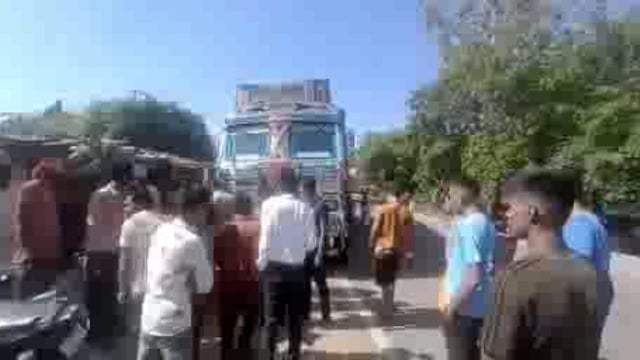 सरेनी थाना क्षेत्र के गंगा पुल पर तेज रफ्तार ट्रक ने बाइक सवार दंपत्ति को मारी टक्कर गंभीर रूप से घायल