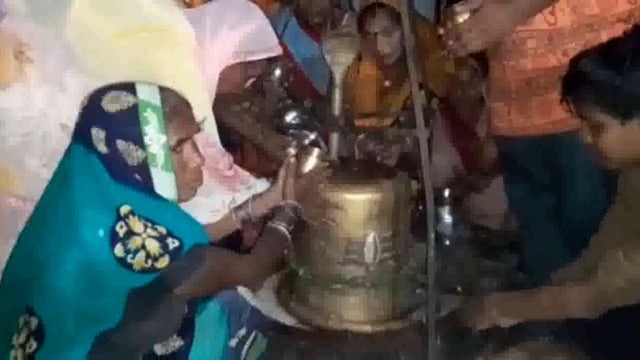 सिद्धार्थनगर जिले में मंदिर मे उमड़ी भक्तों की भीड़