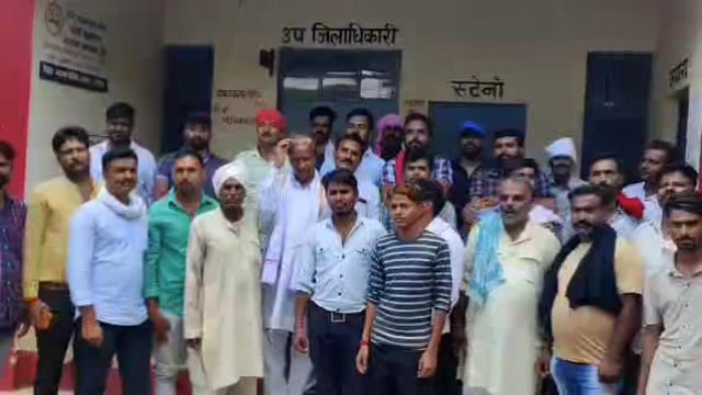 कोंच:किसानों ने उपखंड कार्यालय पहुंचकर किया विरोध प्रदर्शन, एस डी एम कार्यालय में दिया ज्ञापन