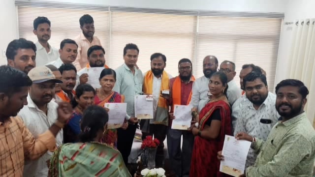 शासकीय विश्रामगृह येथे शिवसेनेच्या पदाधिकाऱ्यांची बैठक संपन्न