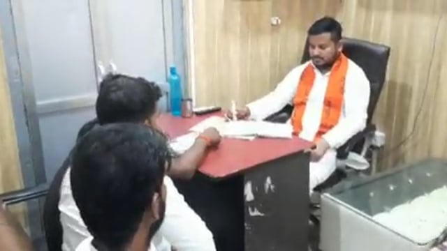 भाजपा नेता ने बोला चेयरमैन पर हमला नगर पालिका के चेयरमैन करते हैं हिंदू बस्तियों को अनदेखा