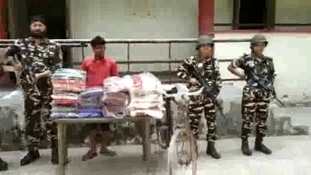 पकडिहवा बार्डर के पास एसएसबी के जवानों ने कपड़े की तस्करी करते समय 1 तस्कर को किया गिरफ्तार 