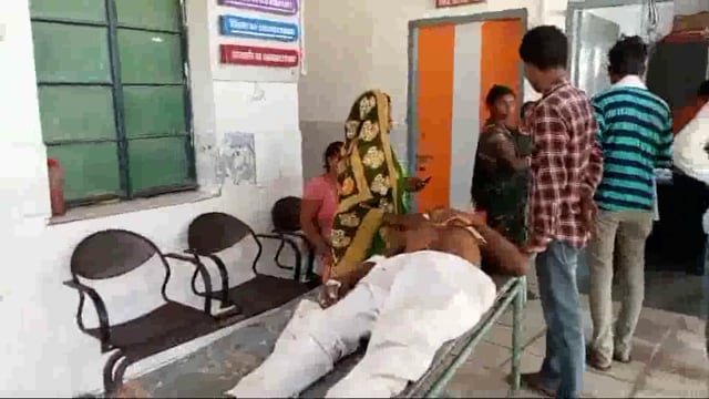बल्लीकित्ता पुल के समीप ट्रक की ठोकर से बाइक सवार दो लोग हुए जख्मी एक रेफर