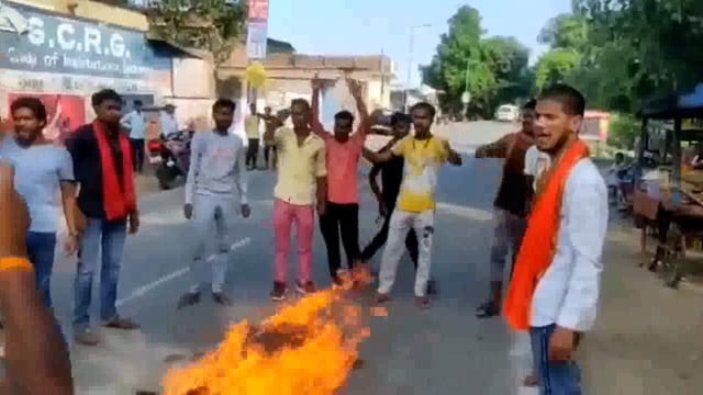 अमीरगंज में ABVP महमूदाबाद के कार्यकर्ताओं ने सिधौली में हुई घटना को लेकर सिधौली कोतवाल का पुतला फूंका ।