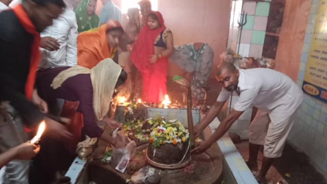 श्रावण मास में भगवान शिव की पूजा आराधना करने के लिए क्षेत्र के सभी शिवालयों पर जुट रही श्रद्धालुओं, की भीड़