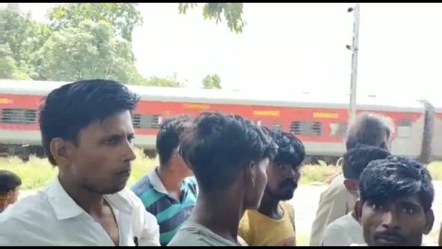 सोनावा गाँव के लोग जान जोखिम में डालकर पार करते रेलवे लाइन, भूमिगत मार्ग कि माँग
