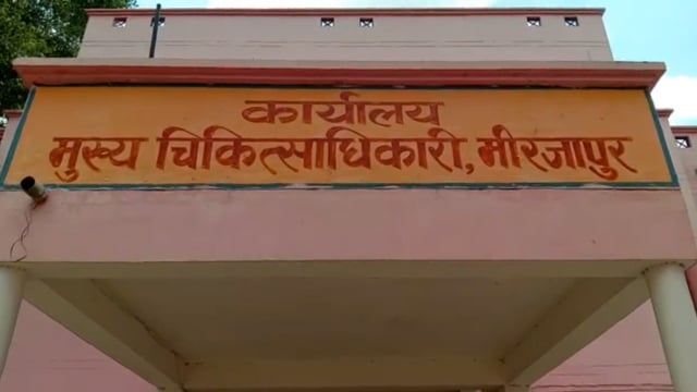 डायरिया मरीज का गांव में पेड़ के नीचे किया जा रहा है इलाज वीडियो सोशल मीडिया पर वायरल कहां कहीं भी कर सकते हैं इलाज