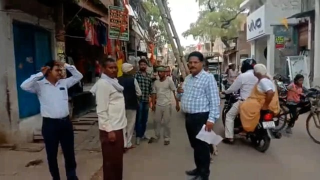 बिजली विभाग अवैध रूप से कटिया मार कर जला रहे तारो को निकाल कर जलाया,कहा कनेक्शन ले नहीं तो दर्ज होगा मुकदमा