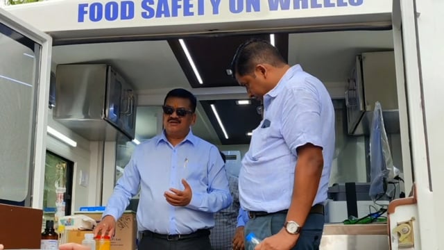 खाद्य व रसद विभाग की गाड़ी को डीएम ने हरी झंडी दिखाकर किया रवाना