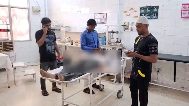 सम्भल: प्राइवेट बस की खिड़की से गिरकर बुजुर्ग की हुई मौत, परिजन पहुँचे सरकारी अस्पताल